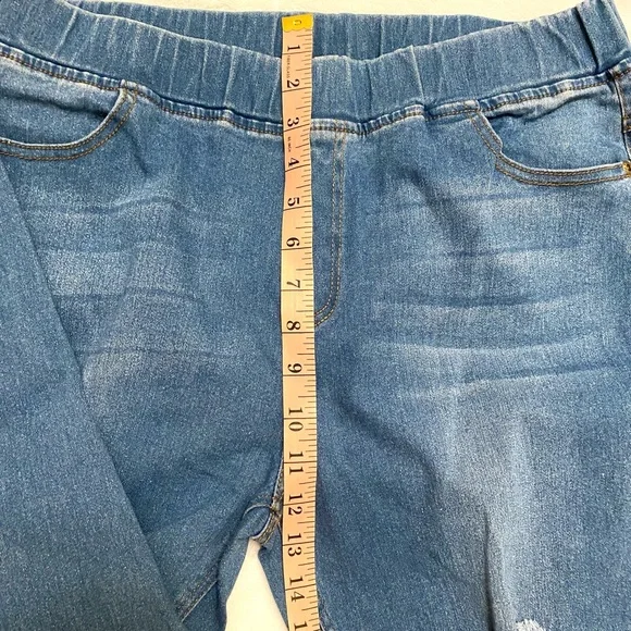 ❌SOLD❌ 3/$15 💙Frayed Hem Distressed Jeggings - Picture 10 of 10